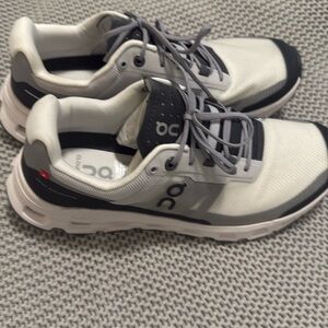 Woman’s ON Cloud tennis shoes brand new without the box
